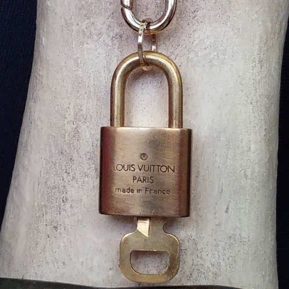 Louis Vuitton Lock & Key #317 w/Pochette Clasp & 24" Gold Chain & Clover Charms - Picture 12 of 16